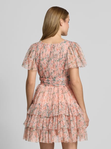 Frauenmodel trägt Cocktailkleid im Stufen-Look mit Taillenband von LACE & BEADS aus Mesh, taillierte Passform, Minikleid, V-Ausschnitt, Drapierungen, florales Muster, zarte Farben, Rückenlänge 83 cm, Brustweite 36 cm, Ärmellänge 23 cm, Ganzkörperansicht Rückansicht.