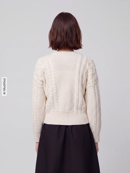 Vrouwenmodel draagt Regular fit pullover van pure scheerwol model 'ALBEN' van Weekend Max Mara, crème, kabelpatroon, Dames pullover, volledig zicht achterkant, KI-modificeerd beeld.