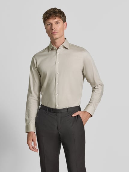 Männermodel trägt Regular Fit Business-Hemd mit Kentkragen von Christian Berg Men, Reine Baumwolle, Langärmelig, Ganzkörperansicht von vorne.