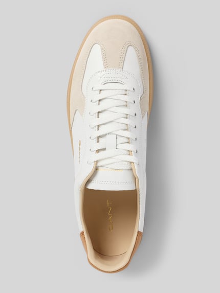 Productfoto, Sneaker aus echtem Leder mit Logo-Detail Modell 'Cuzmo' van Gant, wit en beige, ronde fit, vetersluiting, geprofileerde zool, maat 44 hakhoogte 3 cm, schachthoogte 9 cm, schachtbreedte 9 cm, bovenaanzicht