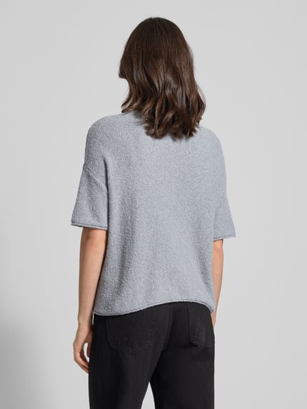 Vrouwenmodel draagt Boxy Fit Pullover uit katoenmix-frotté van Marc O'Polo, effen, korte mouw, rolzoom, rugaanzicht, damestrui.