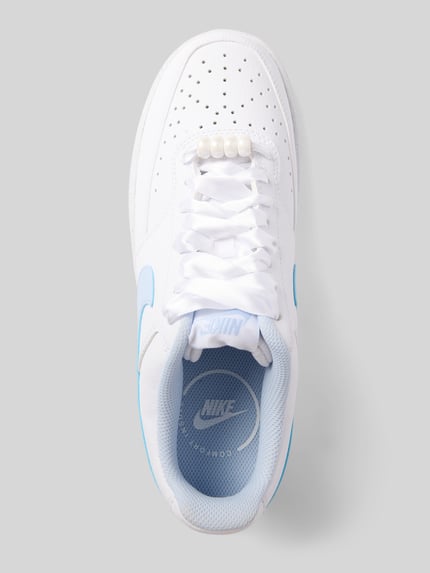 Produktfoto, Sneaker mit Perlenbesatz Modell 'Air Force 1' von Nike in Weiß mit Label-Applikation, strukturierter Sohle, abgerundete Form, Schnürverschluss, Absatzhöhe 3 cm, Schafthöhe 7 cm, Schaftweite 9 cm, Damen Sneaker
