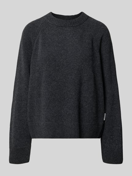 Produktfoto, ciemnoszary sweter wełniany o luźnym kroju, jednolita tekstura, Loose Fit Pullover aus reiner Wolle od armedangels, kontekst: damski sweter