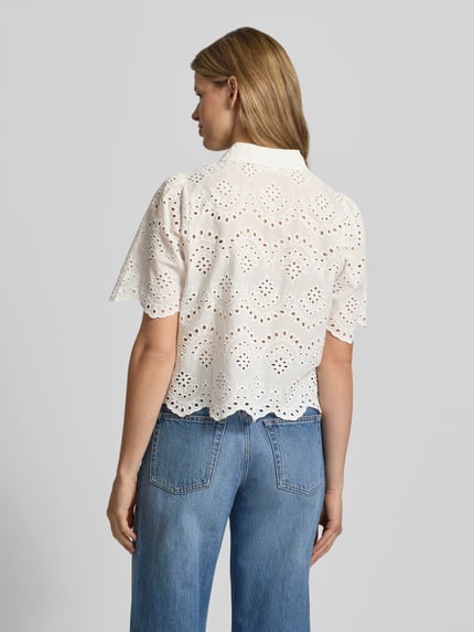 Frauenmodel trägt Loose Fit Bluse mit Lochstickerei Modell 'VALAIS' von Only aus weißer Baumwolle, unifarben, Rückansicht.