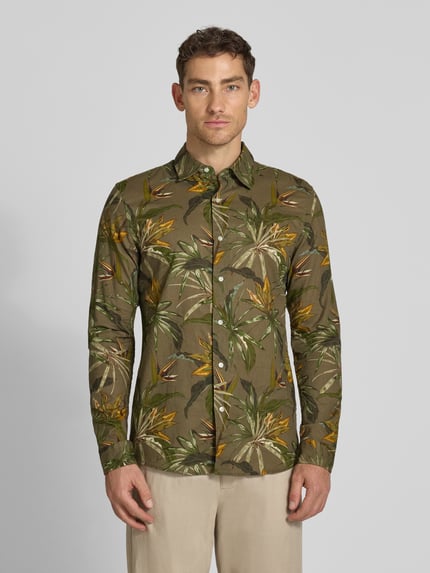 Männermodel trägt Regular Fit Freizeithemd aus Leinen-Baumwoll-Mix mit Kentkragen von MCNEAL im Allover-Look, Ganzkörperansicht von vorne. Rückenlänge bei Größe M: 76 cm, Schulterbreite: 47 cm, Ärmellänge: 66 cm