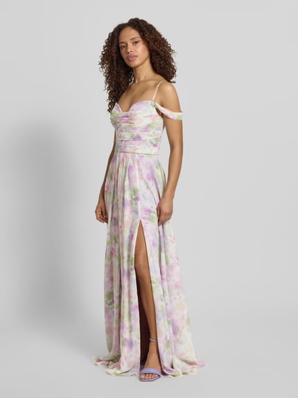 Vrouwenmodel draagt Maxikleid im Allover-Look van Mascara in pastelkleuren, getailleerd model van chiffon met drapering, all-over look, all-over dessin, ruglengte maat 36: 135 cm, borstwijdte maat 36: 35 cm, geheel lichaamsaanzicht van voren.