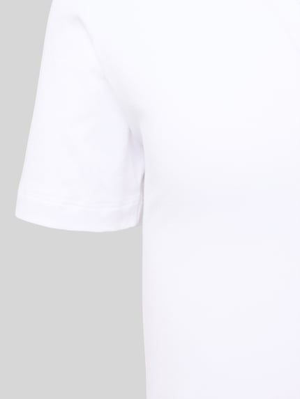 Männermodel trägt Slim Fit T-Shirt mit V-Ausschnitt im 2er-Pack von Schiesser, weiß, Baumwoll-Mix, Nahaufnahme Oberkörper.