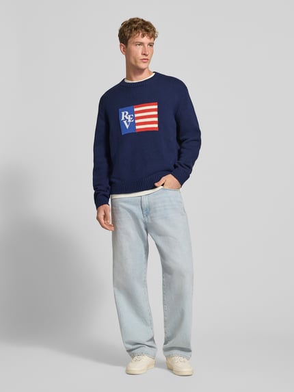 Männermodel trägt Regular Fit Strickpullover aus Baumwoll-Mix von REVIEW mit Motiv-Stitching, Dunkelblau, Rundhalsausschnitt, Ganzkörperansicht von vorne