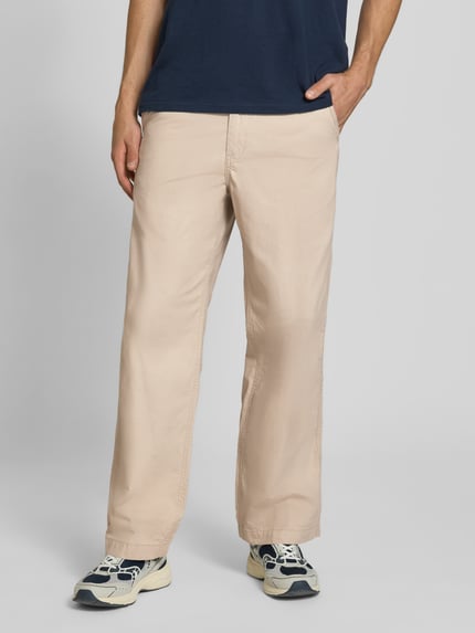 Mężczyzna nosi spodnie z szerokimi nogawkami Wide Fit Hose aus reiner Baumwolle Modell 'Bill' von JACK & JONES beżowe, wpuszczane kieszenie, kieszeń z tyłu, zapięcie na guzik i zamek błyskawiczny, Szerokość w rozmiarze 32/32: 44 cm, Długość wewnętrzna nogawki: 77 cm, Ganzkörperansicht von vorne