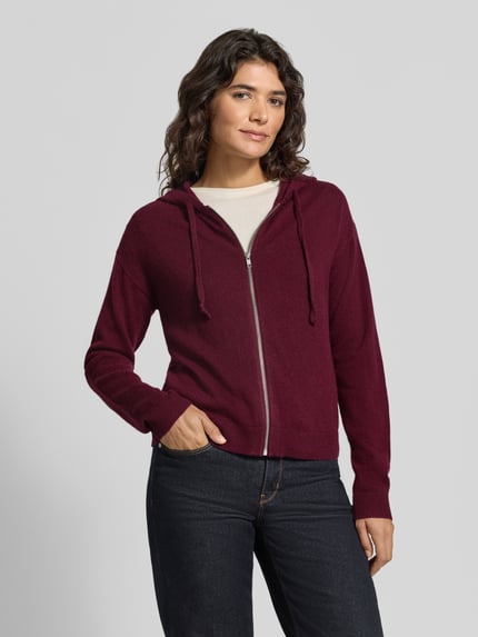 Kobiece model prezentuje Regular Fit Strickjacke aus reinem Kaschmir od Jake*s Casual, bordowy, proste rękawy, gładka faktura, zdjęcie całej sylwetki z przodu.