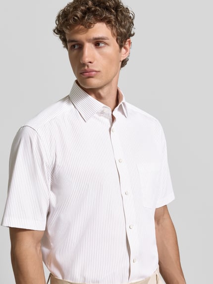 Männermodel trägt Modern Fit Business-Hemd mit borstzak van OLYMP, puur katoen, kentkraag, knoopsluiting, gestikt logo, afgeronde zoom, nahaufnahme oberkörper. Ruglengte maat 40: 79 cm, schouderbreedte: 45 cm, mouwlengte: 28 cm.