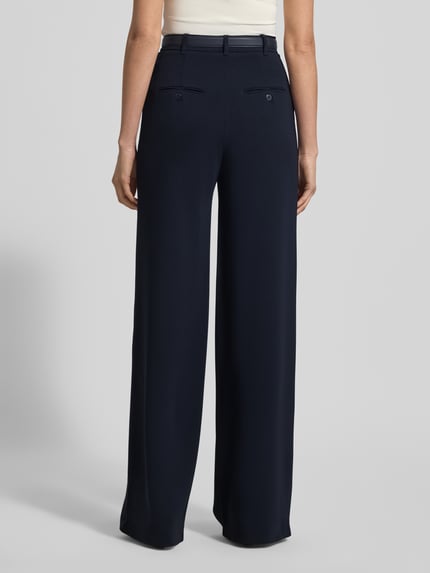 Kobiece modelka nosi Regular Fit Weite Hose mit Gürtel Modell 'TAMICO' od Max Mara Studio, materiał wykończony na gładko, jednokolorowy, z tyłu kieszenie i szlufki na pasek, widok całej sylwetki od tyłu.
