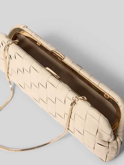 Produktfoto, Clutch mit echtem Kupfer Modell 'Selva' von Mango aus cremefarbenem Lederimitat mit Strukturmuster, Schnallenverschluss, abnehmbarem Schulterriemen, Maße 28x12x3 cm, Schulterriemen 49 cm
