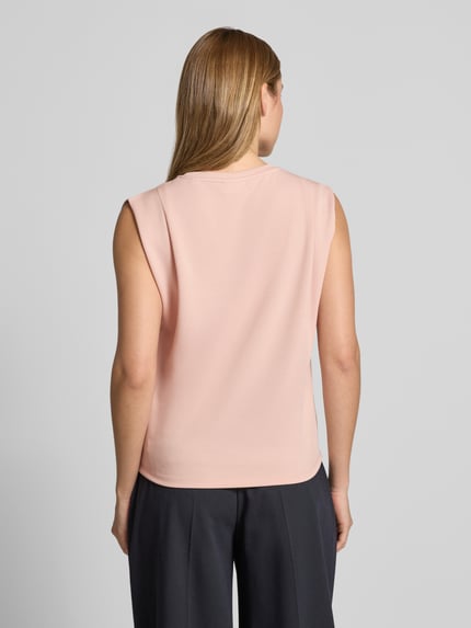Frauenmodel trägt Top mit Rundhalsausschnitt und Kappärmeln von Jake*s Collection im zarten Rosa, Modal-Mix, gerader Schnitt, Rückenlänge 54 cm, Ganzkörperansicht Rückansicht.