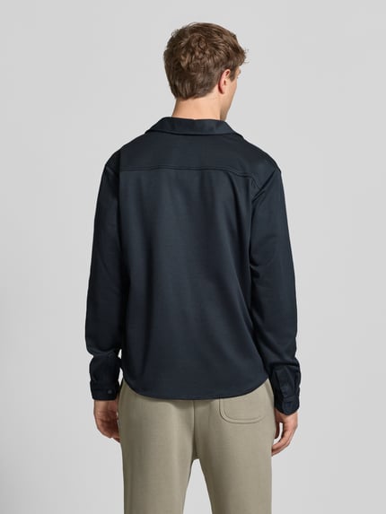 Männermodel draagt Regular Fit Freizeithemd met Kentkraag model 'ADRIAN' van Blend in donkerblauw, elastische mix met viscose, rugaanzicht, volledige lengte, context: heren Freizeit Hemd, knoopsluiting, borstzak, ruglengte maat M 68 cm, schouderbreedte 47 cm, mouwlengte 69 cm.