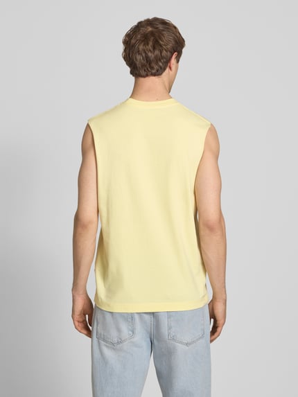 Männermodel trägt T-Shirt mit Stitching von Jack & Jones in Gelb aus Reine Baumwolle, Relaxed-Fit, Rückenlänge 69 cm, Ganzkörperansicht Rückansicht.