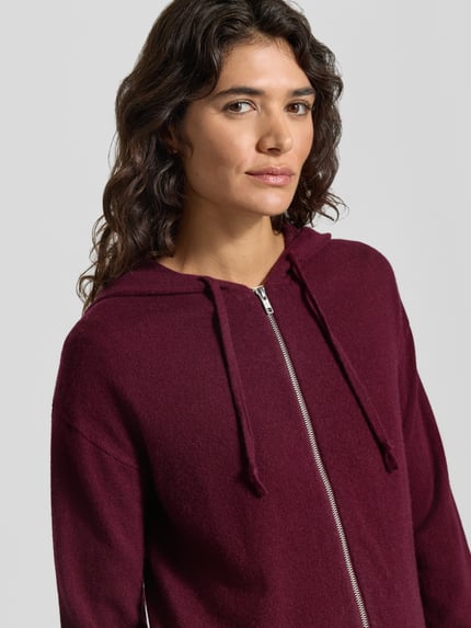Kobiece modelka ma na sobie Regular Fit Strickjacke aus reinem Kaschmir von Jake*s Casual w kolorze bordowym, miękka tekstura, zbliżenie na górną część ciała