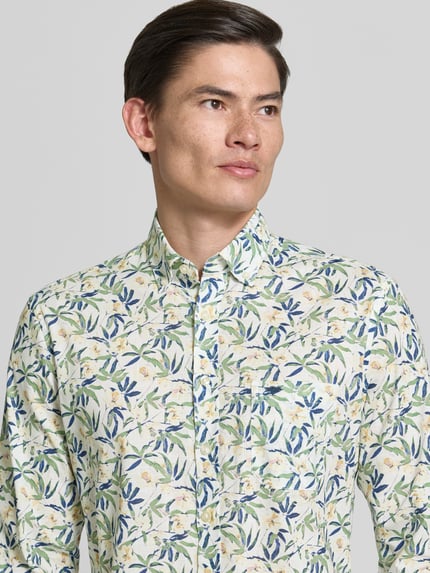 Männermodel trägt slim fit vrijetijdsoverhemd van puur katoen, bloemenprint, button-downkraag, borstzak, Fynch-Hatton, model 'Slub', Nahaufnahme Oberkörper.