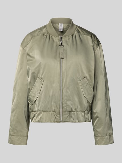 Produktfoto, olivgrüne Jacke mit Stehkragen, Reißverschluss und Pattentaschen, Modell 'CIBLOUMINA' von CINQUE, Regular Fit, glatte Textur