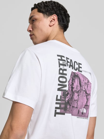 Männermodel trägt T-Shirt mit Logo und Rundhalsausschnitt von The North Face, wit, katoenmix, regular fit, rugprint, Ganzkörperansicht Rückansicht