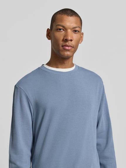 Männermodel trägt shirt met lange mouwen met ribstructuur model 'We_Tempest' van BOSS Orange, look: effen, ronde hals, lange mouwen, mouwboord, rompzoom, Nahaufnahme Oberkörper.