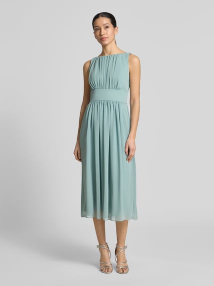 Vrouwenmodel draagt Cocktailkleid mit Rundhalsausschnitt und Taillenband van Swing in lichtgroene chiffon, getailleerde fit, midilengte, plooien, taillenband, borstwijdte 40 cm bij maat 36, ruglengte 118 cm bij maat 36, full-body vooraanzicht.