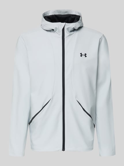 Productfoto, Regular Fit Jacke met logo-print model 'Unstoppable' van Under Armour in lichtgrijs met zwarte details, elastisch materiaal, capuchon met opstaande kraag, ritssluiting, steekzakken met rits, heren jack, context: ruglengte maat M 74 cm, mouwlengte maat M 68 cm.