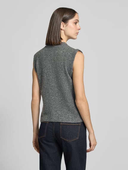 Frauenmodel trägt Strickweste mit Rundhalsausschnitt Modell 'OMEA' von b.young in Grau, Woll-Mix, Regular Fit, Rückenansicht, KI-modifiziertes Bild.