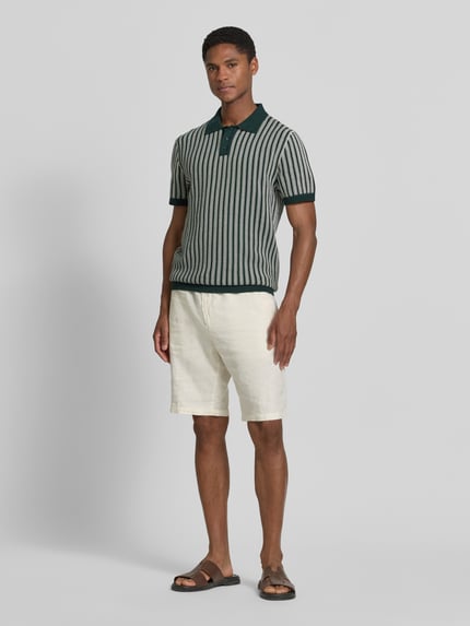 Männermodel trägt Regular Fit Poloshirt in Strick-Optik von MCNEAL aus Reiner Baumwolle, Polokragen, Kurzärmelig, Ganzkörperansicht von vorne.