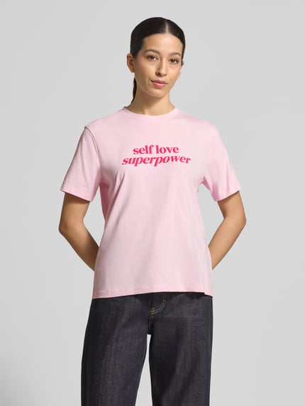 Frauenmodel trägt T-Shirt mit geripptem Rundhalsausschnitt Modell 'NORA' von Vila, Baumwoll-Elasthan-Mix, lockerer Schnitt, Ganzkörperansicht von vorne