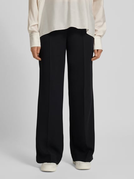 Vrouwenmodel draagt Hose met wijd been en steekzakken van Marc Cain, zwart met persplooien, galonstrepen, elastische band, voorkant volledige lichaamsweergave.