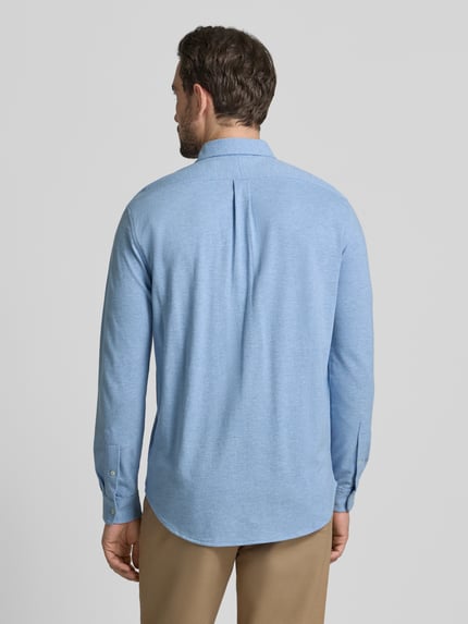 Männermodel trägt Freizeithemd mit Knopfleiste von Polo Ralph Lauren in Hellblau, reine Baumwolle, Regular Fit, Ganzkörperansicht Rückansicht.