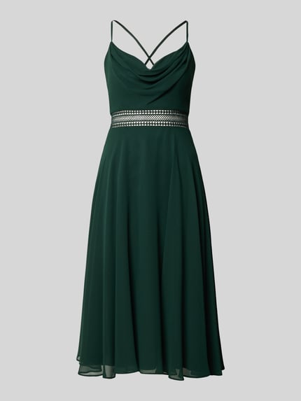 Produktfoto, Knielanges Cocktailkleid mit Wasserfall-Ausschnitt von Vera Mont, zielona szyfon, taliowany krój, tasiemka w talii z szydełkową koronką, długość do kolan, długość tyłu w rozmiarze 36: 88 cm, szerokość klatki piersiowej w rozmiarze 36: 33 cm