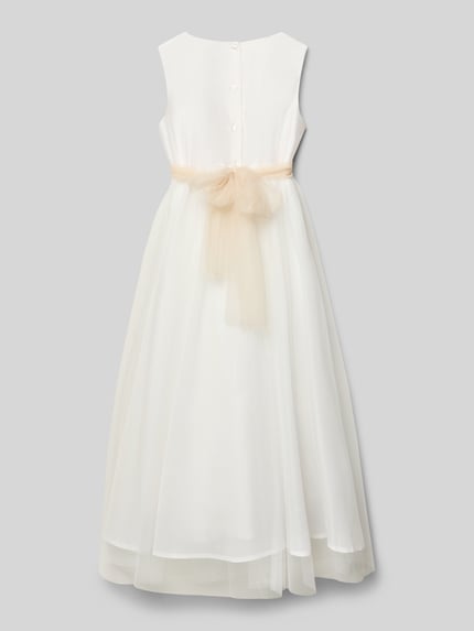 Mädchen trägt Maxikleid mit Rundhalsausschnitt von Une Hautre Couture aus Baumwoll-Mix mit Zierbesatz und Knopfleiste, Ganzkörperansicht Rückansicht.