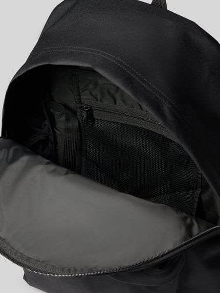 Produktfoto, Rucksack mit Label-Patch Modell 'Jake' von Carhartt Work In Progress, czarny materiał, siateczkowa kieszeń, widoczne zamki błyskawiczne, Główna przegroda z zamkiem błyskawicznym dwustronnym, Przegródka zewnętrzna, Przegródka wewnętrzna z siateczki zapinana na zamek błyskawiczny, Szerokość w rozmiarze 1: 40 cm, Długość w rozmiarze 1: 45 cm, Głębokość w rozmiarze 1: 14 cm, Długość pasków na ramię w rozmiarze 1: 68 cm
