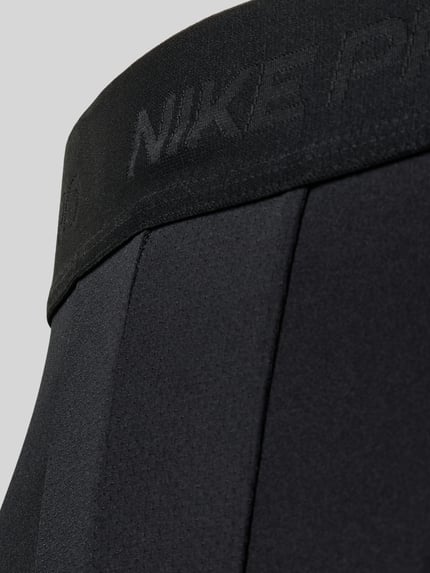 Produktfoto, Radlerhose mit elastischem Bund von NIKE TRAINING, czarny, mieszanka materiałów z dodatkiem streczu, dopasowany krój, detale z logo, szerokość w rozmiarze M: 38 cm, długość wewnętrzna nogawki: 17 cm