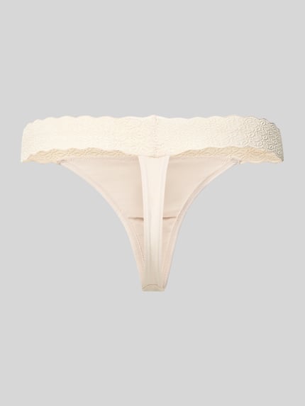 Produktfoto, cremefarbener String aus Modal-Mix von Jake*s Casual mit elastischem Bund und feiner Spitzenstruktur vor grauem Hintergrund.
