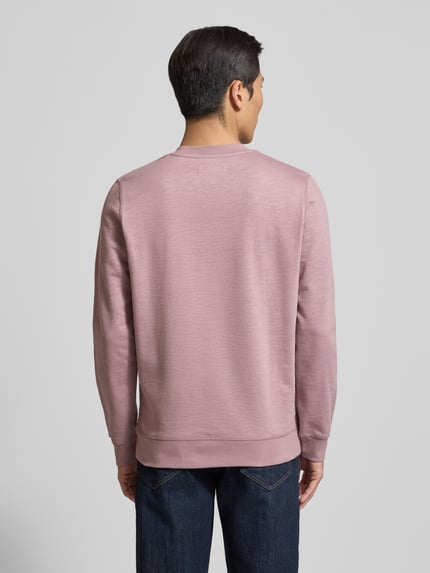 Männermodel trägt Regular Fit Sweatshirt aus reiner Baumwolle von Marc O'Polo, Optik: Unifarben, Passform: Regular-Fit, Ganzkörperansicht Rückansicht.