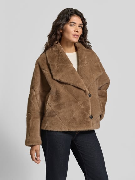 Frauenmodel trägt Jacke mit Umlegekragen Modell 'PINIE' von ba&sh in Hellbraun mit geradem Schnitt, Knopfverschluss, seitlichen Eingrifftaschen, Ganzkörperansicht von vorne.