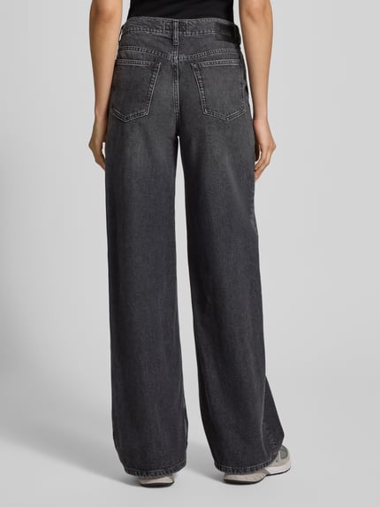 Frauenmodel trägt Wide Leg Jeans Modell 'FLUNG' von Drykorn aus Baumwoll-Lyocell-Mix mit Eingrifftaschen, dunkles Grau, Ganzkörperansicht Rückansicht. Bundweite in Größe 27/34: 41 cm, Innenbeinlänge 82 cm.