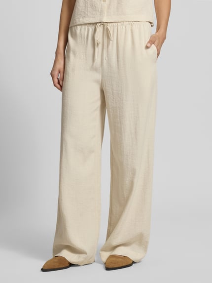 Vrouwenmodel draagt Straight Fit broek uit viscosemix model 'Daria' van MSCH Copenhagen, met linnen en viscose, band met tunnelkoord, lichte kleur, gladde stofstructuur, binnenbeenlengte 77 cm maat S, bandwijdte 38 cm maat S, detailopname.