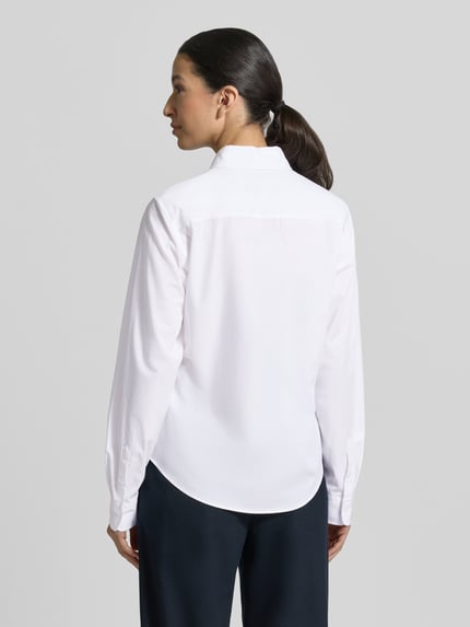 Frauenmodel trägt Regular Fit Hemdbluse aus reiner Baumwolle Modell 'ESSENTIAL' von HUGO, unifarben, Popeline, Rückansicht Ganzkörperansicht.