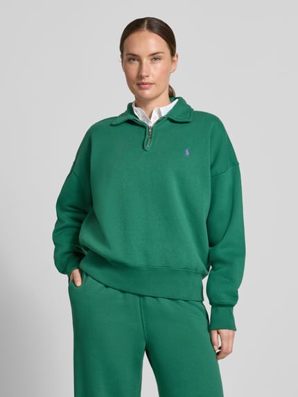 Frauenmodel trägt Regular Fit Pullover aus Baumwoll-Mix von Polo Ralph Lauren in Grün mit glatter Struktur, Nahaufnahme Oberkörper. Damen Pullover von Polo Ralph Lauren