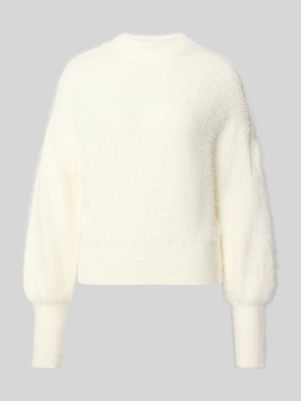 Produktfoto, Strickpullover aus Effektgarn Modell 'KEYLA' von GUESS in Weiß, weiche Struktur, Regular Fit, Stehkragen, neutraler Hintergrund