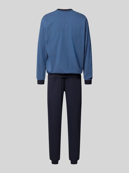 Mannelijk model draagt Regular Fit Pyjama uit puur katoen van GÖTZBURG 1889, pyjamabovendeel all-over look, blauwe tinten, pyjamabroek met elastische band, fullbody achteraanzicht.