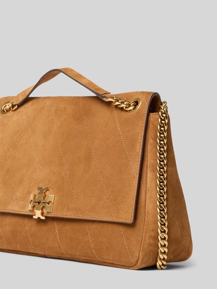 Produktfoto, Crossbody Bag mit Tragehenkel von Tory Burch aus beigefarbenem Veloursleder, Steppnähte, Gliederkette, goldfarbene Details, Hauptfach mit Überschlag, Reißverschluss-Innenfach, Maße: 29x21x11 cm