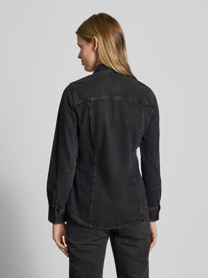 Vrouwenmodel draagt Slim Fit Jeansblouse met borstzakken van G-star, puur katoen, overhemdkraag, knoopsluiting, ruglengte maat S 67 cm, mouwlengte S 56 cm, donkergrijs, effen, gestructureerde stof, volledige rugaanzicht.