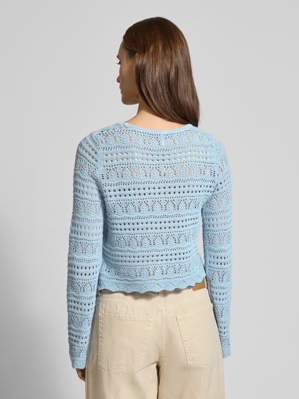 Frauenmodel trägt Cropped Strickpullover aus Baumwoll-Mix Modell 'ELKE' von ONLY, Optik: Unifarben, Lochstrickmuster, Boxy-Fit, Rundhals, Langarm, Materialverarbeitung: Lochstrick, Material: Baumwoll-Mix, Ganzkörperansicht Rückansicht.