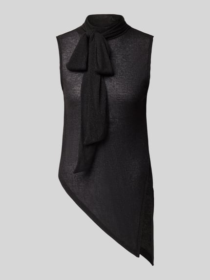 Produktfoto, schwarzes Top in asymmetrischer Form mit Schluppe, Modell 'BETSY' von Topshop, Viskose-Mix, Stehkragen, strukturierte Textur.