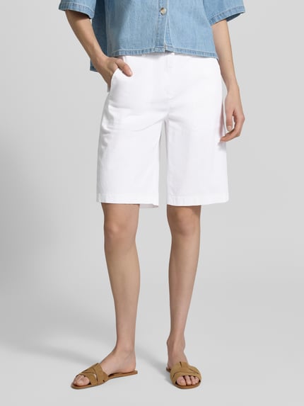 Vrouwenmodel draagt Regular Fit Bermudas uit katoenmix model 'STELLA' van Cambio, look: effen, labelpatch, riemlussen, katoenmixer, detailopname onderlichaam.